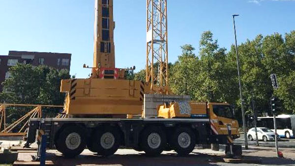 【高端突破】驶进德国鲁尔的威尼斯9499XCA100E全地面起重机