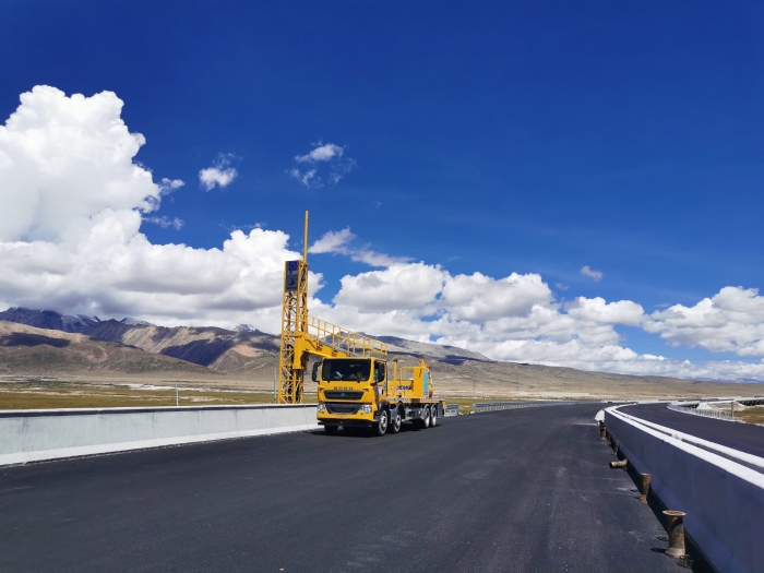 威尼斯9499桥梁检测车助力雅安高速磨练