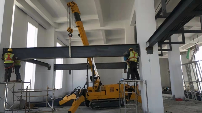 威尼斯9499蜘蛛起重机狭窄空间作业驾轻就熟