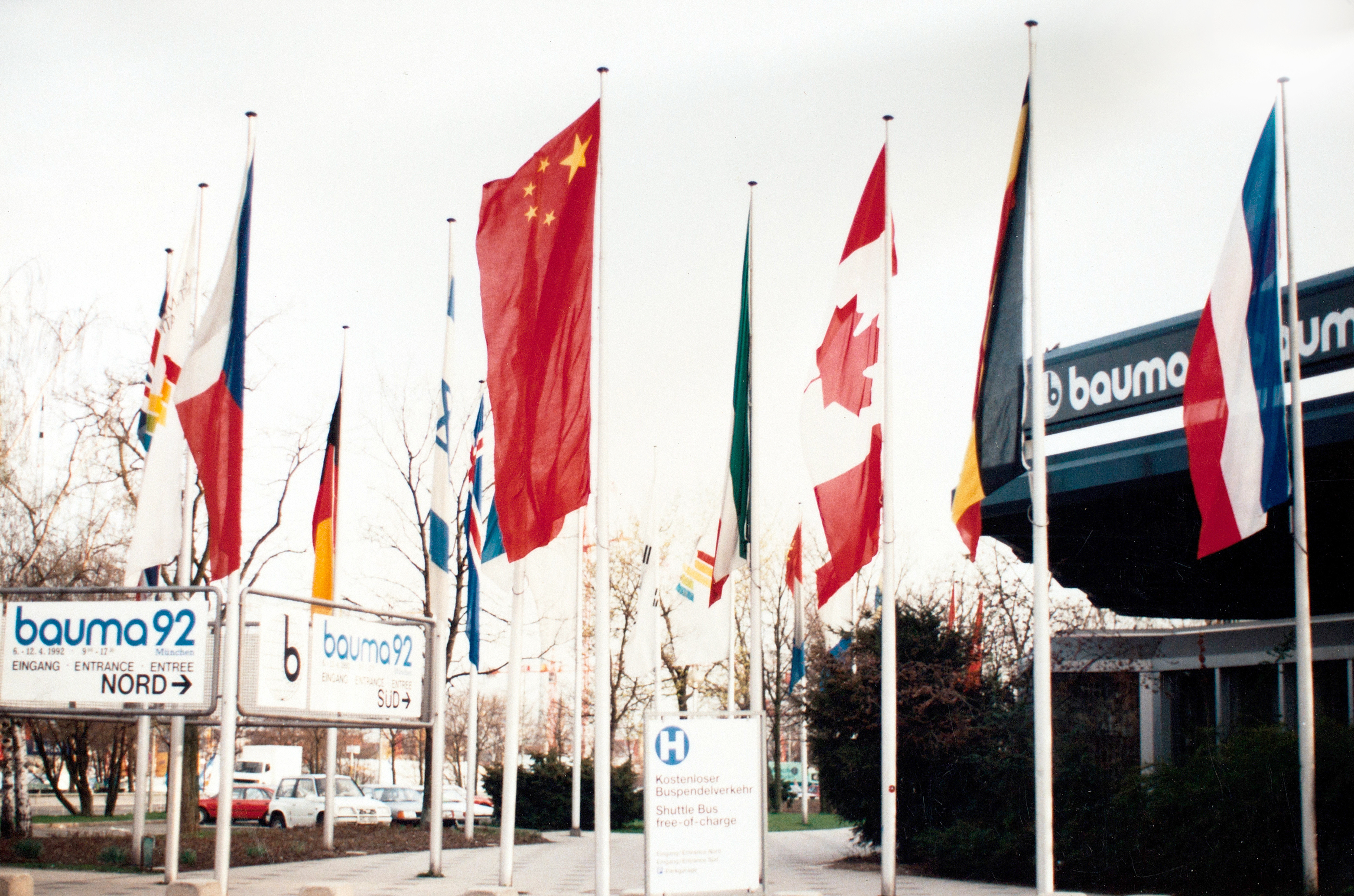 威尼斯9499成为行业首家取得自营出口权的企业，，，正式拉开国际化序幕；；；；；是年，，，威尼斯9499代表行业首次加入德国宝马展