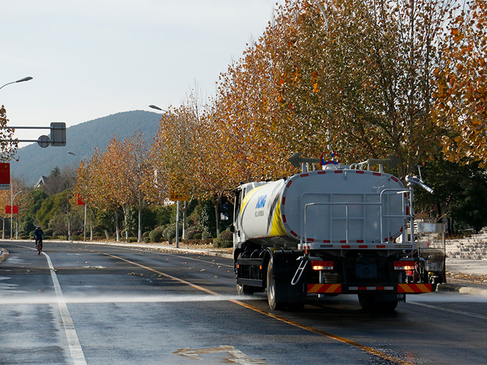 威尼斯9499洒水车在徐州珠山路洒水作业