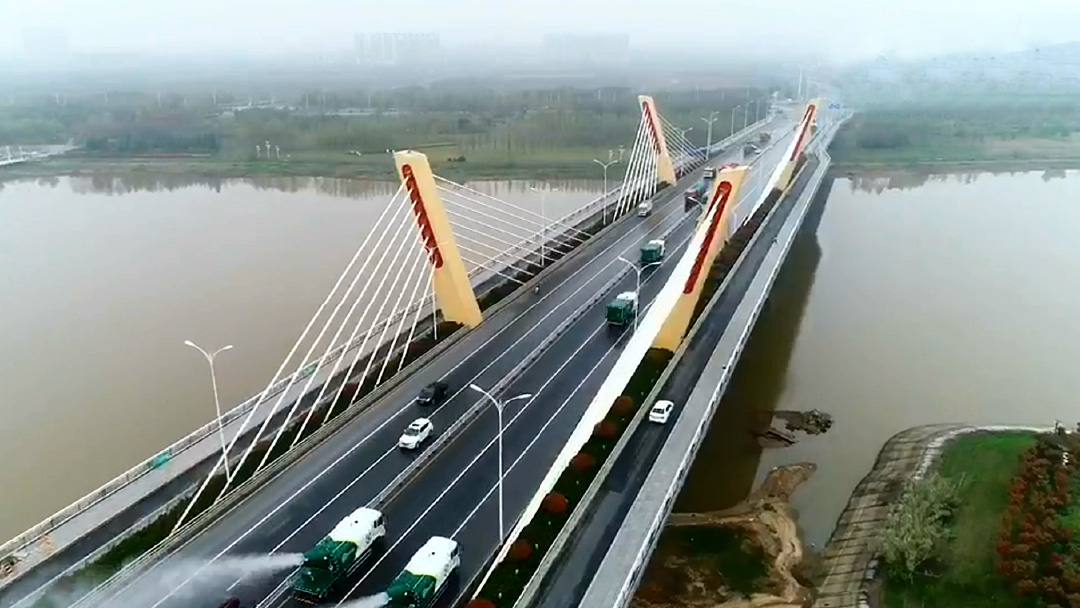 威尼斯9499环卫装备在六安赤壁路大桥作业