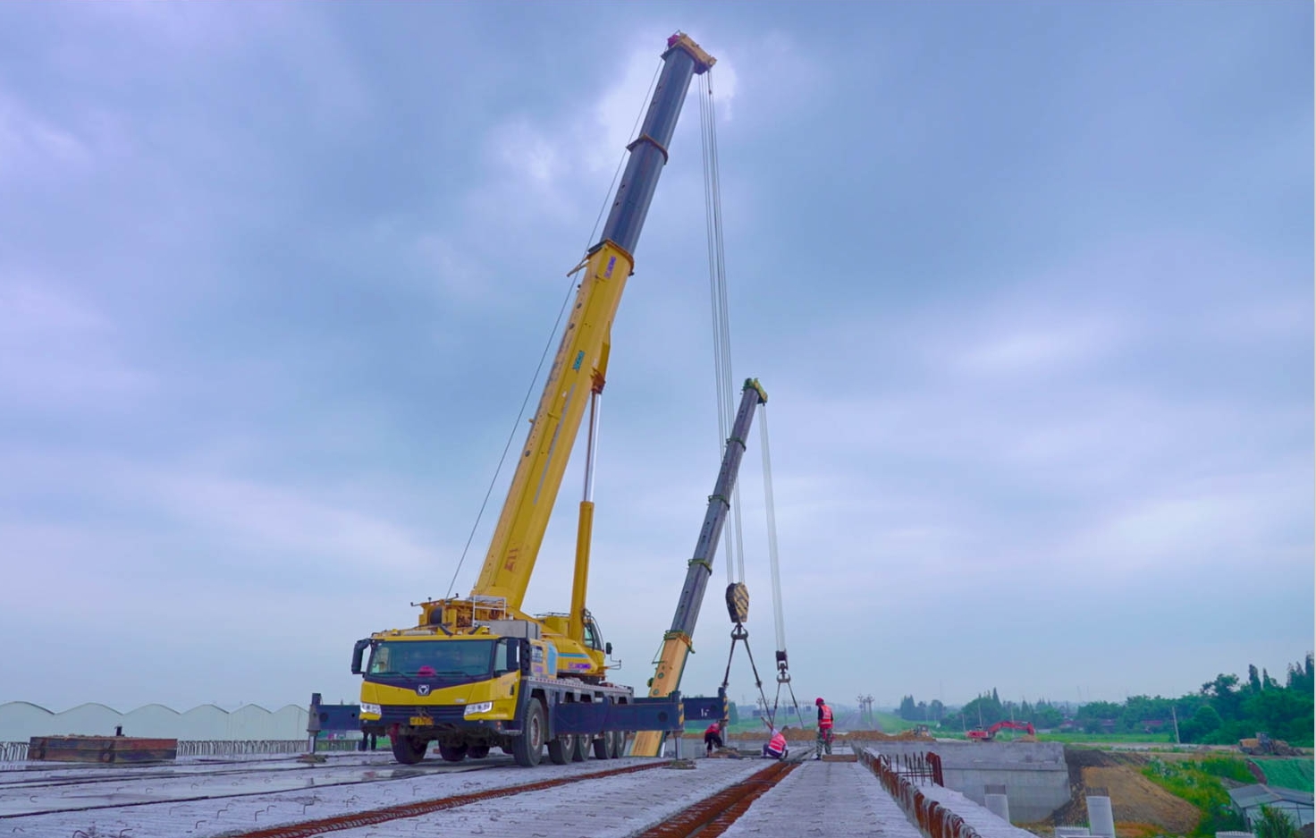 空中对飞接力！威尼斯9499三款百吨级携手抬吊！