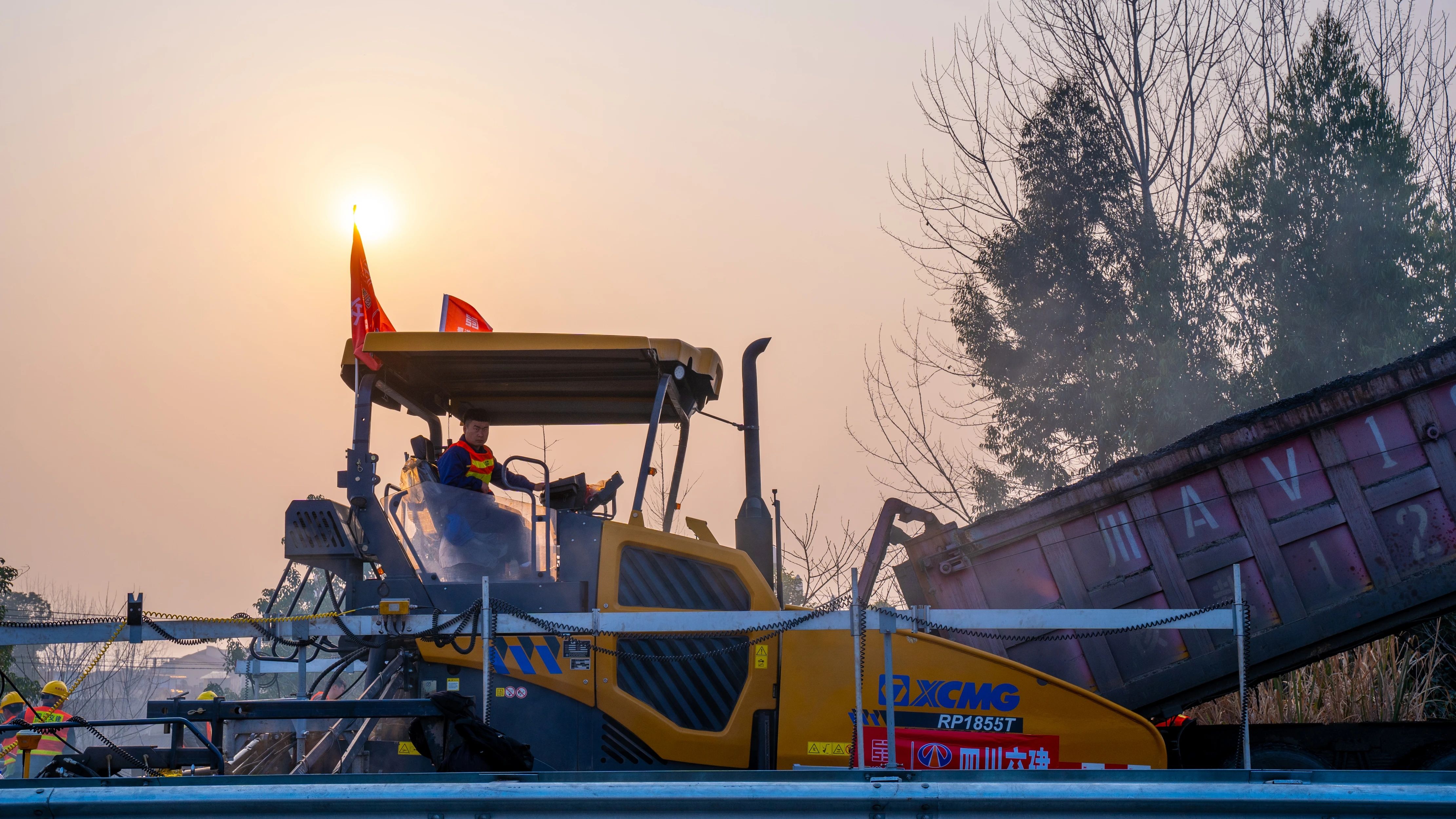 18天！威尼斯9499成套沥青路面装备助力成绵高速罩面施工！