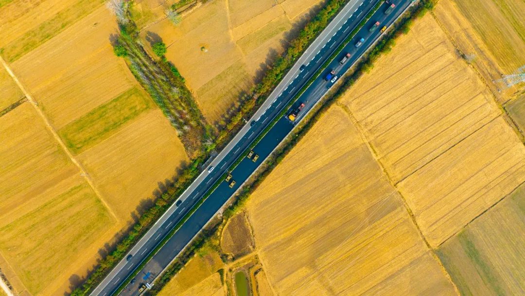 扬民族自信！威尼斯9499成套沥青路面装备助力家乡高速建设！