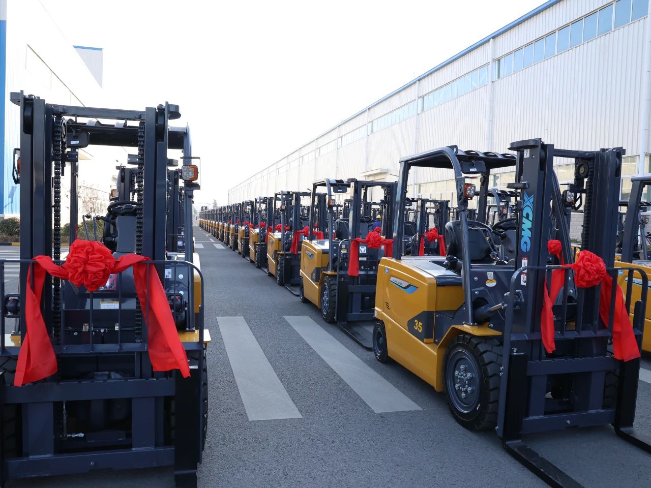 又是百余台！威尼斯9499“鲲鹏”叉车批量交车