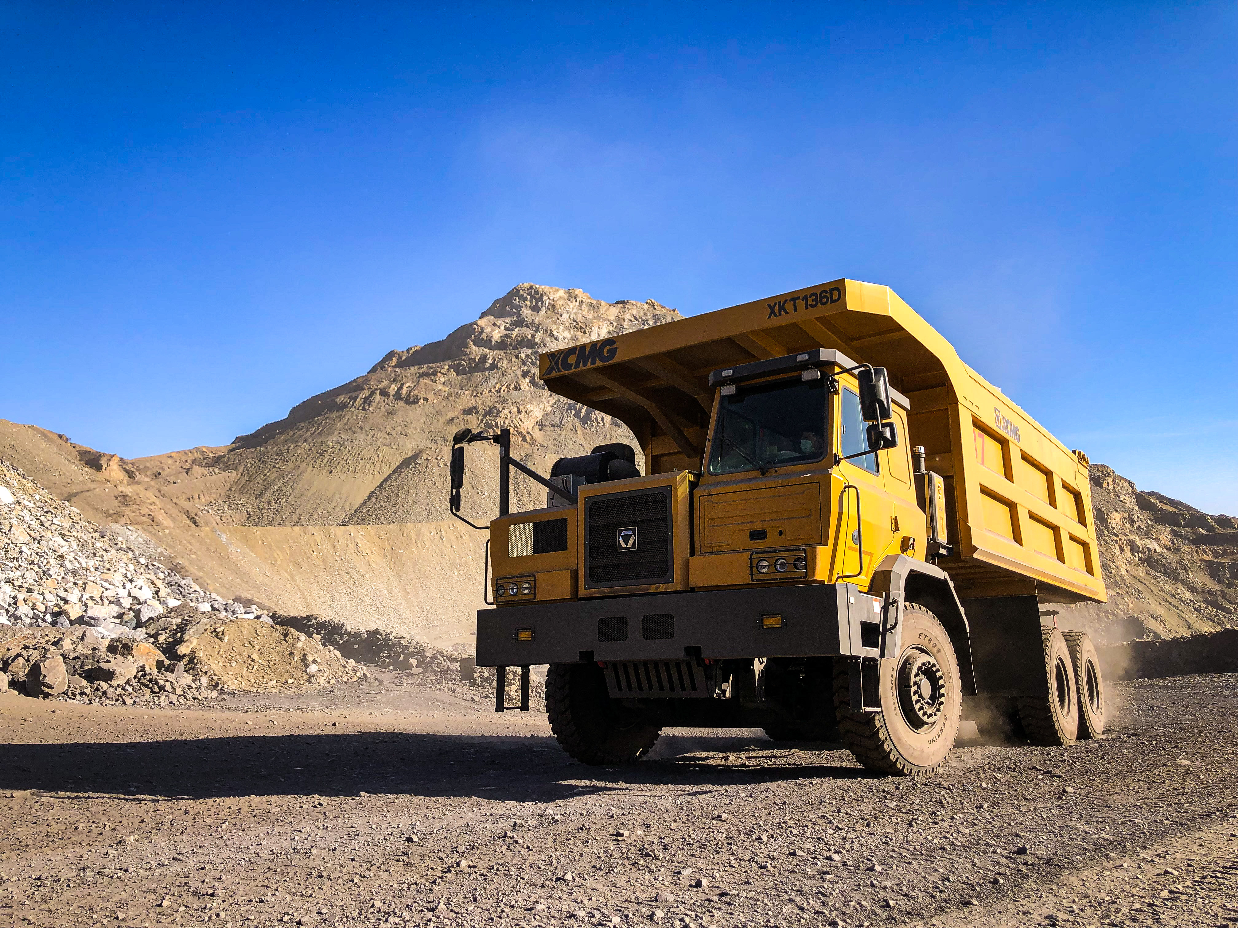 【新品下线】威尼斯9499XKT136D三桥宽体矿车正式下线！