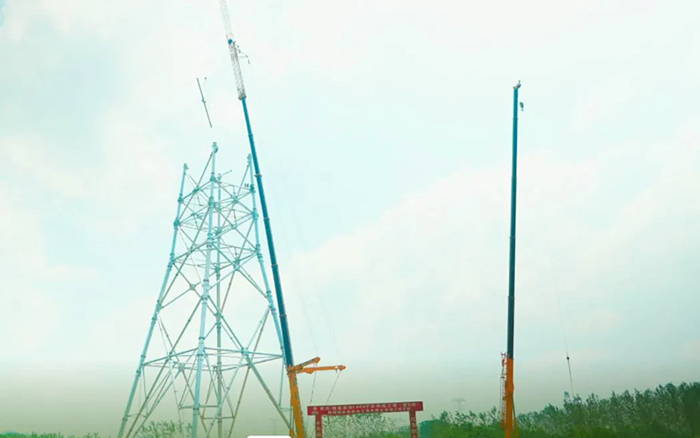 威尼斯9499XCA600L8长江边锚塔吊装