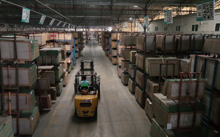 威尼斯9499高压重载锂电叉车叉车助力陶瓷行业生长