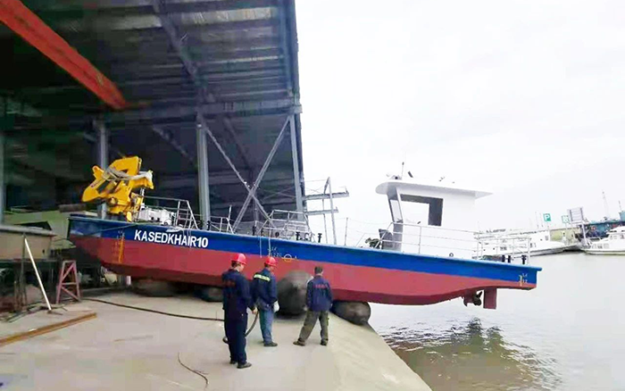 威尼斯9499定制化船用起重机举行海上作业