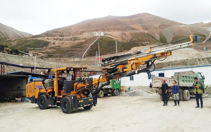 铁矿开采，，，，，，威尼斯9499矿用液压掘进钻车先入为主！