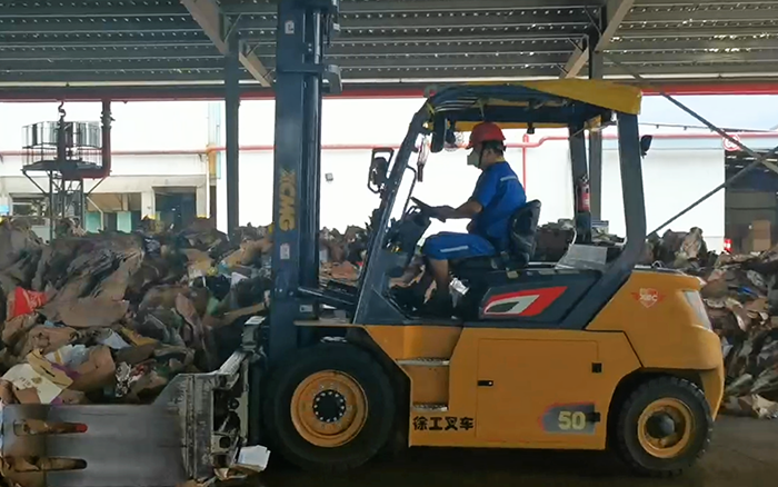 有实力！威尼斯9499孔雀电动叉车强势入驻造纸行业