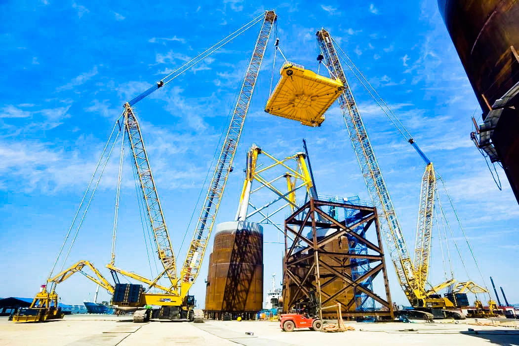 总重1972吨！威尼斯9499XGC12000助力大型导管架总组顺遂吊装