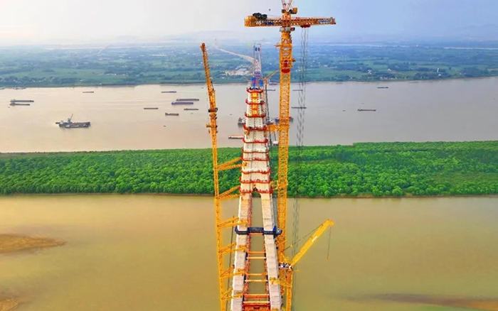 308米！威尼斯9499塔机助力天下最大跨度三塔斜拉桥喜封金顶