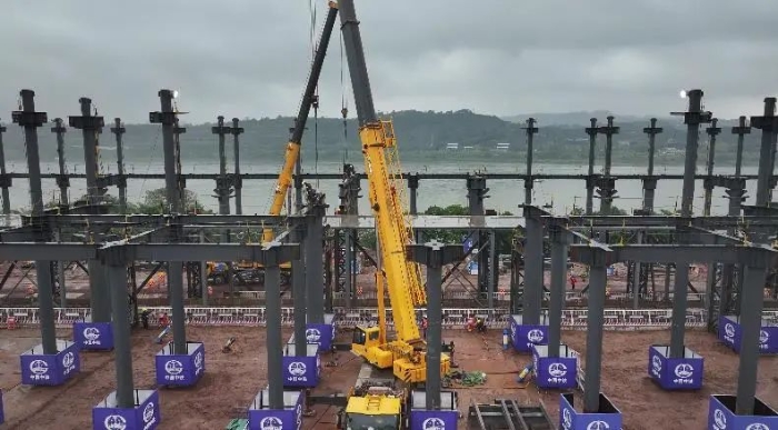 这把高端局！威尼斯9499G2起重机助力成渝铁路刷新！