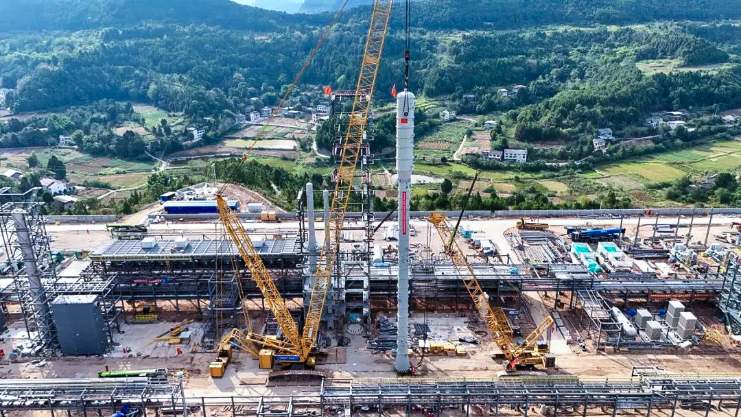 一次性乐成！威尼斯9499履带兄弟助力大型油气田最长整体塔类吊装