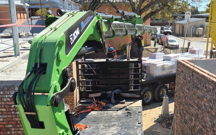 威尼斯9499GSQZ860折叠臂随车起重机在作业中 展现强盛稳固的跨障能力