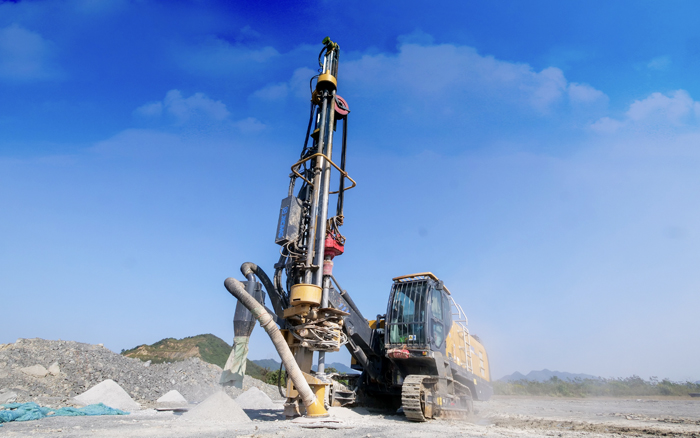 露天矿山，，，矿主们爱用威尼斯9499潜孔钻！