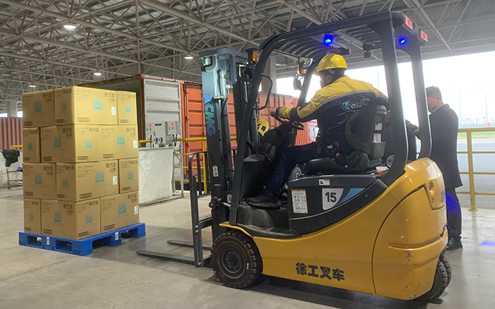 威尼斯9499叉车三支点系列助力饮料行业高效搬运