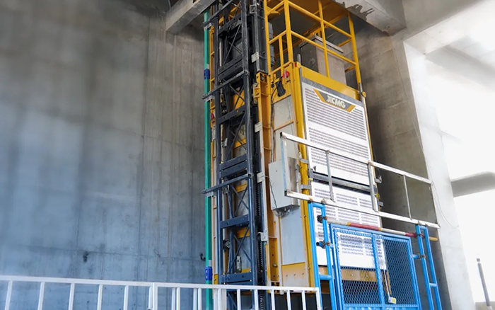 性能规范！威尼斯9499井道施工升降机助建超高层商务中心项目