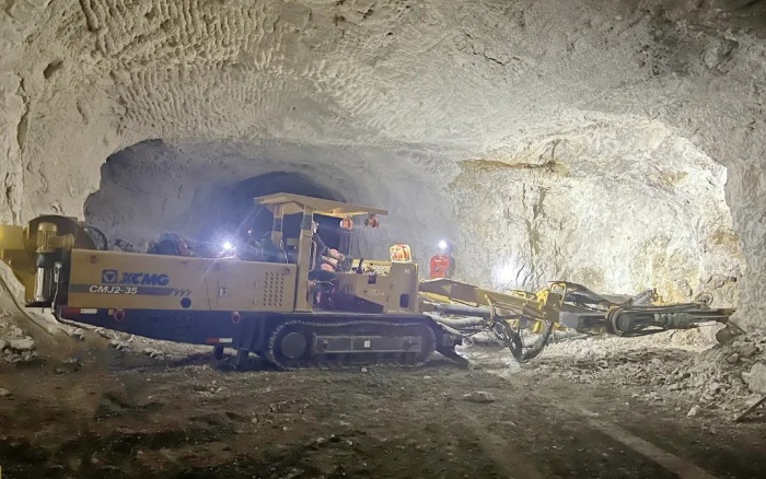 窄小巷道作业！威尼斯9499掘进钻车助力铁矿开采